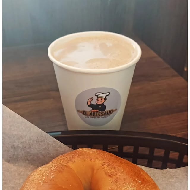 Café con leche en vaso de El Artesano y un pan de guayaba