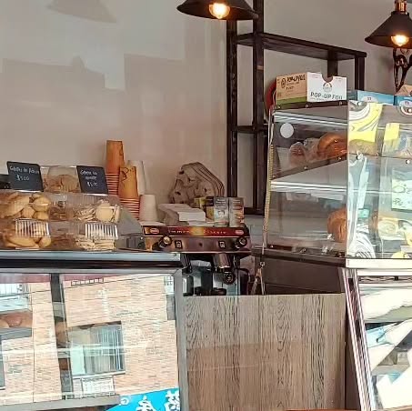 El mostrador y las vitrinas dentro de El Artesano Bakery